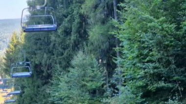 Yazın, kabin teleferikleri turist ve bisikletçileri popüler patikalara götürüyor. E-motorlar yokuş yukarı taşınamayacak kadar ağır.