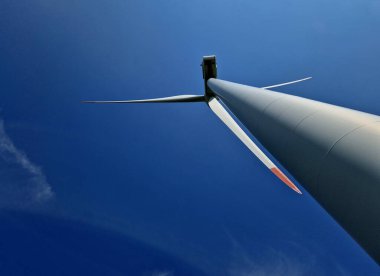 Rüzgar türbini göçmen kuşları rahatsız ediyor ve onlara negatif basınçla zarar veriyor. Gürültü paraziti ve bilinçaltı ıslığı olabilir. Manzara üzerindeki görsel etki silinmez.