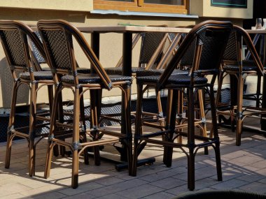 Açık hava restoranında hasır bar sandalyeleri ve masalar. Yerden yükseklerde güzel bir yer.