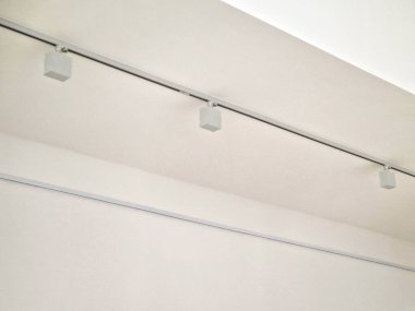 Alçıpandaki koridor tavanı, sahnedeki ya da dükkandaki rampayı aydınlatan ışık halojenleriyle donatılmıştır. Eğer güçlü lambalar, lambalar, rotasyon varsa, mallar daha iyi görünür.,