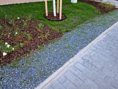 Yolun kenarındaki çimenler toprak ve çakıl karışımına ekilmiş. Araba tekerleklerle uçurumun kenarına kadar gidebilir. Tekerlek ve su birikintisi de yok.