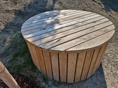 Çarpık prizmalardan oluşan koruyucu bir şebeke ile taştan yuvarlak bir çeşme. Sahte çelik çubuklar en üste sarmalanır. Kuyunun etrafında bir istinat duvarı ve çimen var. Derinliklere düşmeye karşı koruma