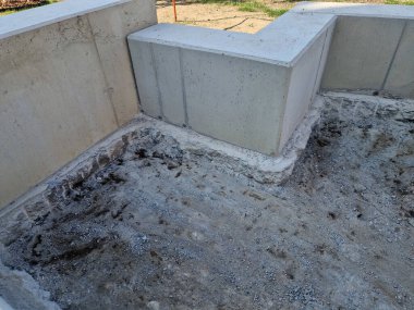 Anaokulunun bahçesinde pürüzsüz yüzeyi olan beton bir kum havuzu. çimentodan biçimlendirmeye