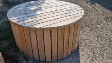 Çarpık prizmalardan oluşan koruyucu bir şebeke ile taştan yuvarlak bir çeşme. Sahte çelik çubuklar en üste sarmalanır. Kuyunun etrafında bir istinat duvarı ve çimen var. Derinliklere düşmeye karşı koruma