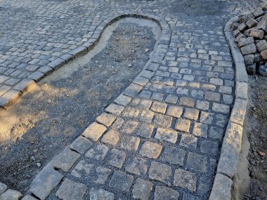 Büyük parke küpleriyle dolu bir kare. Taş granit ve kayadır. Şehrin tarihi merkezinde arabaların ve limuzinlerin döndüğü onur mahkemesi. Süslü Fransız tarzında budanmış çalılar