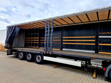 Minibüs ya da kamyonun gümrük kontrolü. Arabanın brandaları kaldırıldı ve palette şüpheli kargo kutuları görülüyor. Mültecileri kamyonun içinde arayın..