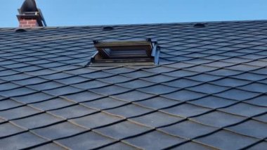 Pencereli gri çatı kiremitleri kare şablon. Kare şablon. Çerçevelemek için metal bir şerit ile çatının alt kenarı oluşturulur. Kar ısısı katmanını daha iyi koparmak için.  