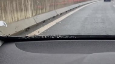 Fren lambaları beton bariyerlerden yansıyor. Yağmurda ıslak bir sabah, sıkılan sürücüler ve adım adım ilerleyen sonsuz bir kuyruk. Bir sürücünün sabrı trafik sıkışıklığında bilinir.