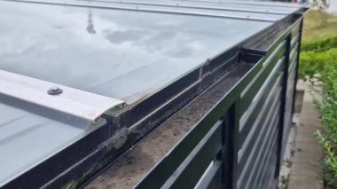 Pergola 'nın kahverengi yapışkan ahşap yapısı düz silindirik beyaz sütunlar tarafından desteklenmektedir. Çatı kiremitlerden, cam camlardan, ağaç tepesinden, kvh, akçaağaç ağacından yapılmıştır.