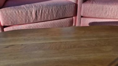 Viktorya döneminden kalma koltuk destekli koltuklar. düğmeli pembe parlak kapak