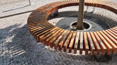 Şehirdeki gezinti güvertesine giden yol ağacın köklerinin altında asfaltlıdır. Eklemleri olan, yağmur yağdığında yüzey altında nefes alabilen ve ıslatabilen, geçirgen bir asfalt vardır.