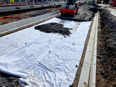 Değirmenli yüzeye yerleştirilen geometri, 100 kN 'lik yüksek bieksenel gerilme gücüyle asfalt örtüsünü engelliyor ve böylece hizmet ömrünü önemli ölçüde uzatıyor. Önemli bir katkısı var. 