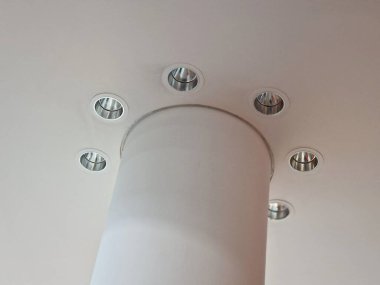 Işıkları sütun etrafındaki alçı tavana yerleştirmek ışık konilerini dikey olarak aşağı doğru örtüşen koniler oluşturur