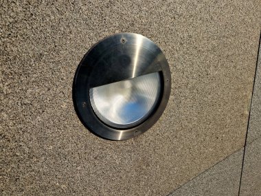 Granit tavan arası ve küçük eklemleri olan güzel katlanmış istinat duvarı. Kahverengi bej rengi düzensiz gneiss taşı üzerinde bir yamaç tutuyor. Etrafta talepsiz daimi varlıklar var.