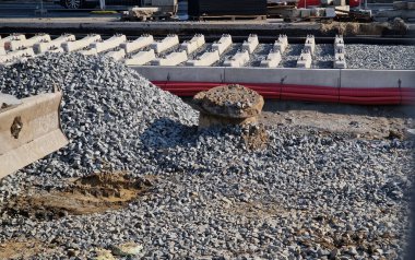 İki tramvay rayında çataldaki seviyelendirme cihazlarını kullanarak yeni ve kesin raylar döşemek. Üstlerine beton örtüler konmuş çakıl taşları... kauçuktan yapılmış kauçuk anti-titreşim tabanı