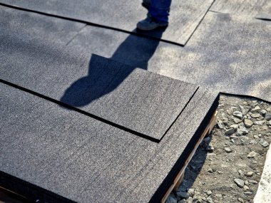 Anti-titreşim paspası, hafif nesneler için tasarlanmış ve son kat katmanı olarak uygun olmayan yüksek titreşim sönümleyicili yumuşak bir tahta. İnşaat sektöründe vakıfların gürültüsü için kullanılır.