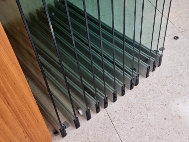 Sürgülü cam kapılar kullanışlı bir aksesuardır. Bu da sizi yaşam alanınızın önemli bir kısmını kurtarır. Cam ayrıca ilginç ve tasarım açısından mükemmel bir iç metal krom, paslanmaz çelik üretebilir.