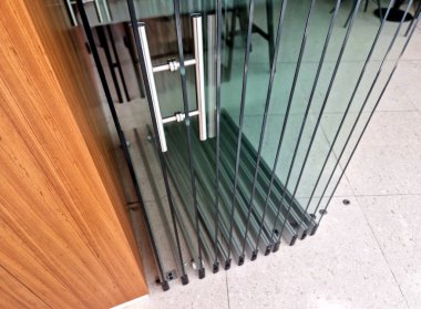 Sürgülü cam kapılar kullanışlı bir aksesuardır. Bu da sizi yaşam alanınızın önemli bir kısmını kurtarır. Cam ayrıca ilginç ve tasarım açısından mükemmel bir iç metal krom, paslanmaz çelik üretebilir.