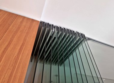 Sürgülü cam kapılar kullanışlı bir aksesuardır. Bu da sizi yaşam alanınızın önemli bir kısmını kurtarır. Cam ayrıca ilginç ve tasarım açısından mükemmel bir iç metal krom, paslanmaz çelik üretebilir.