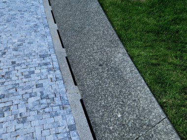 Bahçe temalı bir kolajı görselleştirmek için arka plan olarak mükemmel çimenli bir yüzey. Gübre reklamı ya da ağaç dikme. Güneşle eşit aydınlatılıyor