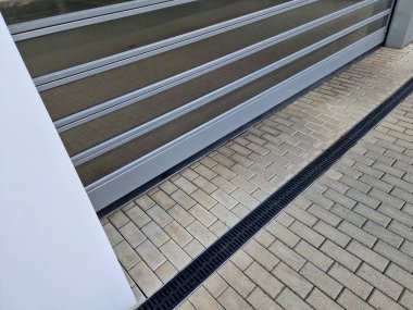 LPG araçlarının apartmanın garajında özel havalandırma ve gaz sızıntısı dedektörleri vardı. Aydınlatılmış kırmızı işaret. Garajı terk edin. Girmeyin. Turuncu bir işaret, kapının açılışını işaret ediyor.