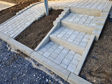 Kare şeklindeki betondan yapılmış Palisades bahçe mimarisinde eğimli merdiven kemerleriyle. Daha küçük arazi farklılıklarının çözümü, inşaat alanında yükseltilmiş çiçek yataklarının kenarlarının desteklenmesi