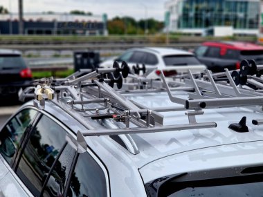 Kendini ayarlayan çerçeve tutucu, bisikleti hızlıca ve kolayca yükleyip boşaltmanızı sağlar. Motosikleti kolayca ulaşılabilir bir yükseklikte taşıyıcıya bağlıyorsun..