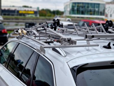 Kendini ayarlayan çerçeve tutucu, bisikleti hızlıca ve kolayca yükleyip boşaltmanızı sağlar. Motosikleti kolayca ulaşılabilir bir yükseklikte taşıyıcıya bağlıyorsun..