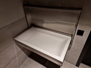 Tuvalette bebekler için masa değiştirmek belki de alışveriş merkezindeki her şeyden daha önemlidir. Kadınların ve çocuklarının ihtiyaçlarını düşünmek iyidir.