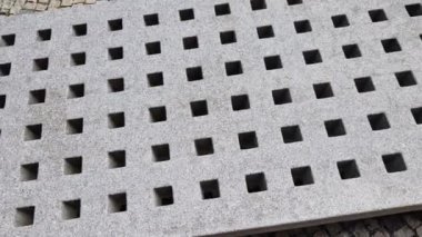 Normal ızgarada kare şeklinde delikleri olan beton levha. Kanal kapağı ya da bodrumdaki havalandırma ızgaraları.