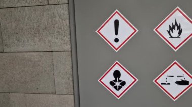 Tüm işyerlerindeki işçilerin sağlığı ve güvenliği için risk oluşturan herhangi bir sıvı, gaz veya katı madde. Kimyasal ve biyolojik etkenlerle temas kurarlar ve bu onları sertleştirir.
