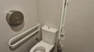 Tekerlekli sandalye kullanıcıları ve engelliler için tuvaletlerde, oturanın boyu daha düşük olduğu için zemini gösteren eğimli bir ayna vardır. Daha kolay su sıcaklığı ayarları için kaldıraç muslukları