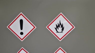 Tüm işyerlerindeki işçilerin sağlığı ve güvenliği için risk oluşturan herhangi bir sıvı, gaz veya katı madde. Kimyasal ve biyolojik etkenlerle temas kurarlar ve bu onları sertleştirir.