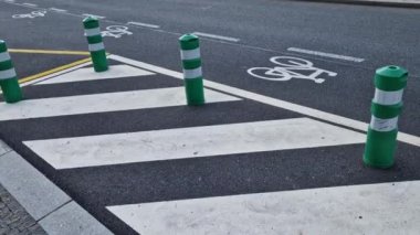 Yol kenarına işaretler çizilmiş. Durmaması gereken ve park etmemesi gereken zebra. Yeşil plastik direklerin desteğiyle asfalt. Bu direkler esnek kauçuktan yapılmıştır, böylece dövebilirler, kırmızı asfalt.