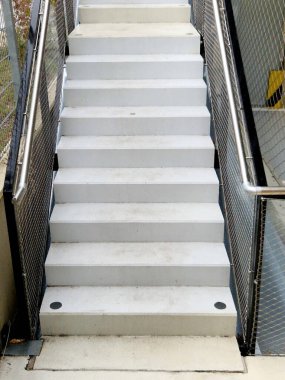 Balkonlu ön cephede tüm binayı kaplayan gergin bir kablo ağı var. Elektrik gerilim yalıtıcıları. Binanın köşeleri kemer şeklinde, yuvarlak. Örgülü ağ. çakıl