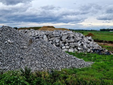 İnşaat alanlarında geri dönüşümlü yapı malzemesi kullanımı, minerallerin çıkarılmasının yerini almak için ekolojik bir çözümdür. Geri dönüştürülmüş bir arazi parkı yolu, yol yüzeyi, arka yüzey olarak kullanılabilir