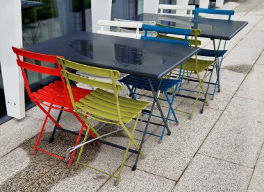 İş toplantısı, yönetim bölgesindeki kaldırımda bir kafenin terası. siyah örgü sandalyeler ve kare tahta masalar. Kâğıt bardak, kahve ve cep telefonu. Tabakta kruvasan. adım at.