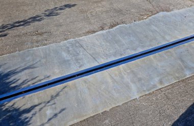 İki genişletilebilir beton gövdenin güvenli bağlantısı için çatı yapısı veya köprü genişlemesi. Metal bir barda lastik eklem