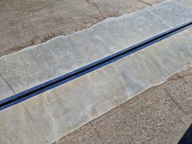 İki genişletilebilir beton gövdenin güvenli bağlantısı için çatı yapısı veya köprü genişlemesi. Metal bir barda lastik eklem