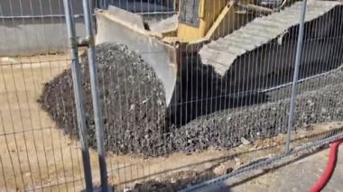 Buldozer yola çakıl yığını atıyor. Toprak çalışmalarını düzene göre gerçekleştiririz. İnşaat sektöründeki düşüş, bölgedeki katılımı azaltıyor. Endüstriyel bir salonun inşaatından rapor