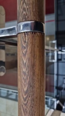 Metal paslanmaz çelik saplarla tutturulmuş cam panellerden oluşan lüks bir evin parmaklıkları. Havalı bir izlenim veriyor. Sera terası penceresinin cilalanmış metal kapağı
