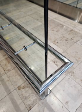 Tırabzanın kenarı U şeklindeki şeritle kaplıydı. Parlak paslanmaz çelik borudan yapılmış korkulukların şeffaf dolguları. Binaya girin.