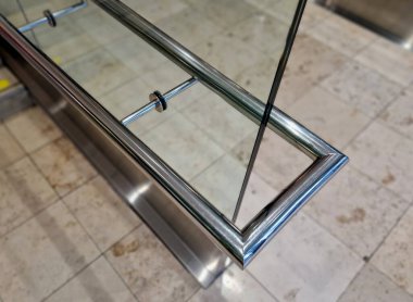 Tırabzanın kenarı U şeklindeki şeritle kaplıydı. Parlak paslanmaz çelik borudan yapılmış korkulukların şeffaf dolguları. Binaya girin.