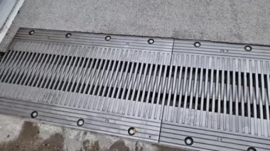 Genişletilebilir iki beton gövdenin güvenli bağlantısı için genişletme metali eşleşmesi, çatı veya köprü yapısı. Otoyol gövdesinin eklemleri için paslanmaz çelik tarak, yaya köprüsü, gri, beyaz