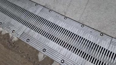 Genişletilebilir iki beton gövdenin güvenli bağlantısı için genişletme metali eşleşmesi, çatı veya köprü yapısı. Otoyol gövdesinin eklemleri için paslanmaz çelik tarak, yaya köprüsü, gri, beyaz