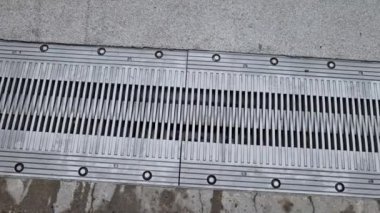 Genişletilebilir iki beton gövdenin güvenli bağlantısı için genişletme metali eşleşmesi, çatı veya köprü yapısı. Otoyol gövdesinin eklemleri için paslanmaz çelik tarak, yaya köprüsü, gri, beyaz