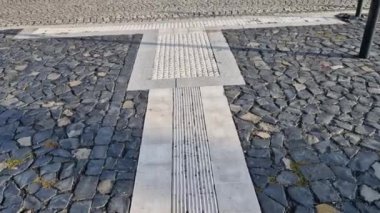 Yol kenarına işaretler çizilmiş. Durmaması gereken ve park etmemesi gereken zebra. Yeşil plastik direklerin desteğiyle asfalt. Bu direkler esnek kauçuktan yapılmıştır, böylece dövebilirler, kırmızı asfalt.