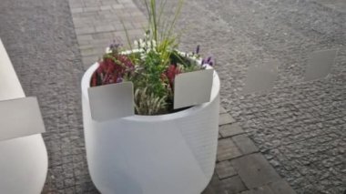 Gri küp kapılı cam uyarı bantları, şeffaf veya cam kapılarla ilgili kazaları önlemek için bir güvenlik önlemidir. Bu çıkartmalar cam kapının görünürlüğünü arttırmak için..