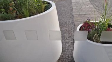 Gri küp kapılı cam uyarı bantları, şeffaf veya cam kapılarla ilgili kazaları önlemek için bir güvenlik önlemidir. Bu çıkartmalar cam kapının görünürlüğünü arttırmak için..