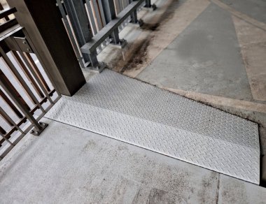 Binanın ön cephesinin yanındaki beton merdivende korkuluk yok. Bu basit bir beton dökme. Siyah binada binanın çatısından acil çıkış yolları var.